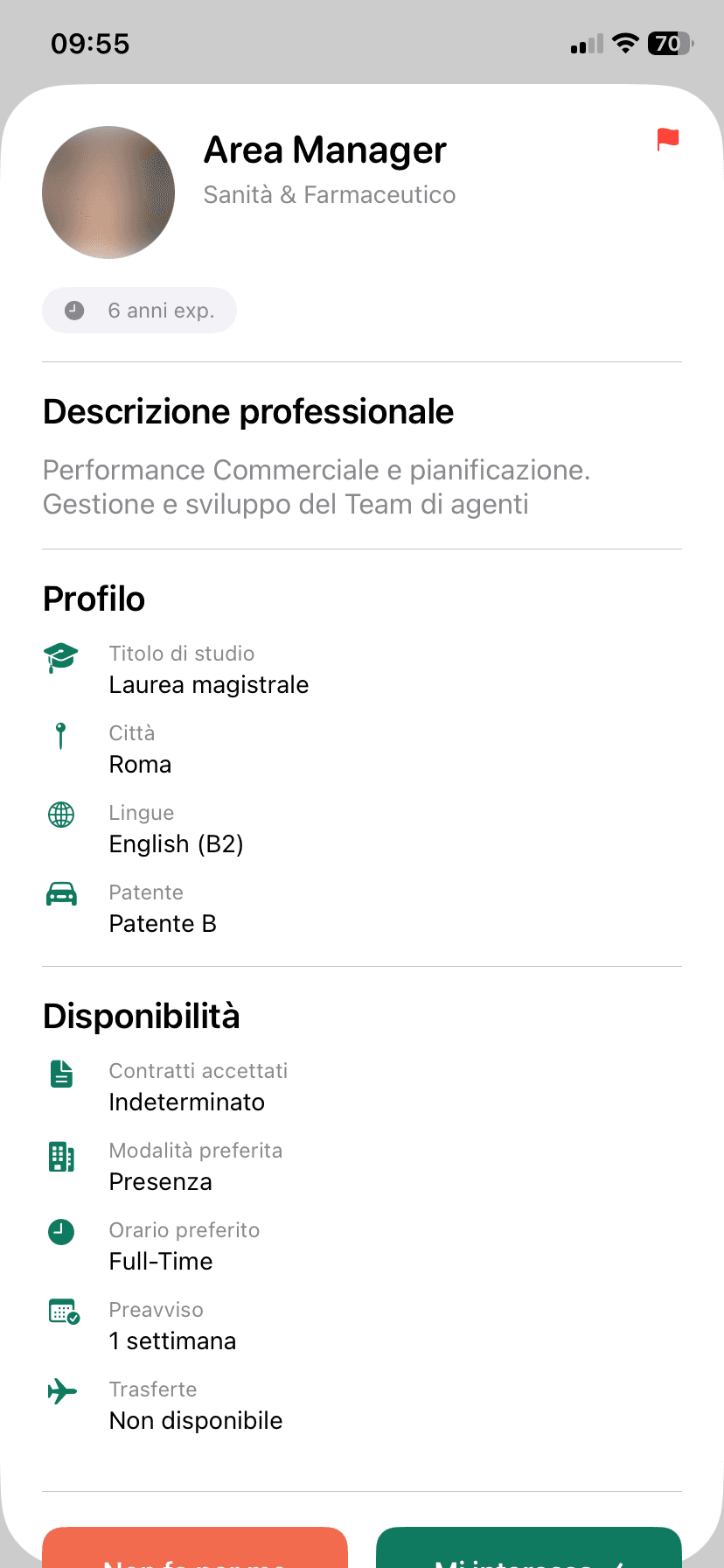 Profilo candidato come lo vede un'azienda prima del match: foto sfocata, nome nascosto